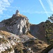 Der kecke Vorgipfel des Dejenstocks. Der Aufstieg erfolgt links im Schatten, wo das dreieckige Grasfeld den Felsen berührt.