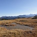 diese friedliche Gegend nutzen wir für den Znüni; hier mit Blick gegen den Alpenhauptkamm ...