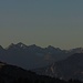 Die Allgäuer: Klimmspitze, Wasserfallkarspitze, Urbeleskarspitze, Gliegerkarspitze, Kreuzkarspitze, Stallkarspitze, Großer Krottenkopf. Im VG die Gaichtspitze (re) und der Jochberg (li)