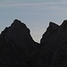 Gabelschrofen, Gabelschrofensattel und Krähe. Das neue Gipfelkreuz der Krähe glänzt in den ersten Sonnenstrahlen (wenn man das Foto vergrößert:-)).