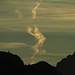 Das Mystikbild von heute: Rauchzeichen der "Indianer" am Niederstraußberggrat. Links von den Wolken am Grat eine Gams.