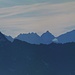 Zoom zu den Stubaier Alpen. Von links Sulzkogel, Larstigspitze, Strahlkogel, Breiter Grieskogel. Im VG die Hochschrutte