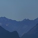 vorne links Schwarzhanskarspitze, Stanskogel, Fallesinspitze, Weißschrofenspitze, Rotschrofenspitze, Griestalerspitze, rechts Klimmspitze