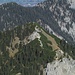 Ahornspitze mit dem kurzen, felsigen Aufstieg unter dem Gipfel, unser Ziel von heute morgen. Ganz hinten Rottenbuch.