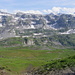 Glattalp. In der Bildmitte gut getarnt die Glattalphütte und die Seilbahn-Bergstation. Im Hintergrund Mären, Läckistock und ganz hinten Clariden.