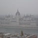 das gigantische Parlamentsgebäude; im Nebel allerdings nicht gar so imposant ...