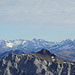 Blick über den Gipfelkopf des Felsberger Calandas in die Silvretta. Der Silvrettagletscher ist bereits gut eingeschneit