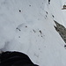 Über die Schulter geschaut: Abstieg durch die steile Schneerinne zum Tüf Tobel
