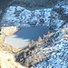 Il Lago del Starlarèsc da Sgiòf con l’omonima Capanna. Nella zona soleggiata il ghiaccio presenta numerose crepe