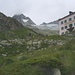 Das alte Berghotel Trift (2337m), schön gelegen unter dem Triftgletscher. 