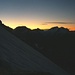 Morgenstimmung beim Aufstieg zum Zinalrothorn, die Silhouetten von Alphubel (4206m), Allalinhorn (4027,4m), Rimpfischhorn (4198,9m) und Strahlhorn (4190m) zeichnen sich im Morgenrot ab.