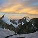 Während das Ober Gabelhorn (4063m) noch im Schatten liegt, wird die höhere Dent Blanche (4357m) schon von den ersten Sonnenstrahlen beleuchtet.