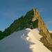 Auf etwa 3800m wird oberhalb P.3786m wird der Südostgrat erreicht, man folgt dem Firngrat bis zu dessen Ende (Kuppe P.3912m) wo die eigentlichen Klettereien beginnen.