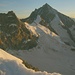 Einer der schönsten Bergen der Alpen: Das Weisshorn (4506m). Links auf dem Foto ist der Felsgipfel Pointe Sud de Moming (3963m), dahinter durch den Firnpass Col de Moming (3777m) getrennt, der kleinere Pointe Nord de Moming (3863m). Weiter hinten mit dem markanten Firngrat zum Gipfel ist das Schalihorn (3974,5m).