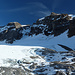 Gletscherzunge unter stahlblauem Himmel