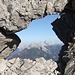 Felsenfenster am Grat mit Blick zu den Miemingern
