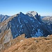 Gipfelblick über Lackenkarkopf und Grabenkarspitze zur markanten Östlichen Karwendelspitze.