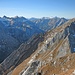 Blick über's Karwendeltal; links die Hinterautal-Kette (markant Große Seekarspitze ganz links), rechts Lackenkarkopf und Grabenkarspitze. Im Hintergrund das Wettersteingebirge mit der alles überragenden Zugspitze.