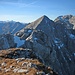 Blick vom Lackenkarkopf über die Grabenkarspitze zur Östlichen Karwendelspitze.