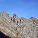 Reuttener Höhenweg, der Turm in der Mitte wird durch die Leiter überwunden, zuvor ein steiler Aufschwung als Schlüsselstelle (I+)