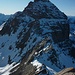 Der schöne plattige Grat bietet stets tolle Aussicht, besonders auf den mächtigen Hoch Ducan / Gletscher Ducan (3063m).  