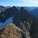 Die doppelgipfelige Kälbelespitze vom Kastenkopf, links dahinter die Leilach- und die Zugspitze