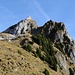Im Aufstieg zum Dejenstock. Die Felsen des Vorgipfels ragen kühn in den blauen Herbsthimmel. Der Gipfel selbst ist von hier nicht zu sehen.