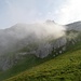 oberhalb der Schesaplanahütte 1908m lichtete sich der Nebel und der Blick zur Südwestwand durch die aufgestiegen wird wurde frei