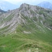 Steinkarspitze (2067 m) aus dem Abstieg von der Roten Spitze - man erkennt gut den Pfad auf der Gratkante hinauf. Der oberste Gipfelfelsen kann entweder überklettert werden oder - wie wir - rechts umgangen durch ein steileres Geröllfeld