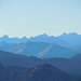 Zoom zum Karwendel. Vor den Sonnenspitzen die Mondscheinspitze, rechts die Kaltwasserkarspitze, Birkkarspitze und die Ödkarspitzen