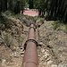 Am Canal de la Hidroeléctrica del Duque del Infantado - Zum Schluss führen diese Rohre hinunter zum ehemaligen Elektrizitätswerk, in dem sich jetzt die Gaststätte "Mesón La Fabriquilla" befindet.<br /><br />