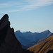 Unser Steinmann auf dem Zehenspitz reckt sich in den Himmel. Die Ansicht zeigt die Steilheit der „Gipfelwiese“ (immerhin ca. 55°). Im Hintergrund die Schichtstufen der Nagelfluh-Gipfel
