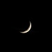 Der Mond einen Tag später, aber immer noch sehr schwer scharf zu bekommen.
Aufnahmedatum: 28.11.2011/18.57Uhr/F=5,8/Bel.zeit 1/3sec/ISO 80/Bel.korr. -2/ Brennweite 150mm Canon SX 30 IS mit Stativ 10 sec. Selbstauslöser, 35-fach Zoom Originalgröße