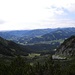 Ruckblick ins Tal, mit Going am Wilder Kaiser,  Kitzbuheler Alpen im Hintergrund. 