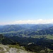 Tiefblick ins Tal,  Kitzbuheler Alpen im Hintergrund. 