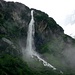 Dieser Wasserfall sollte uns in Erinnerung bleiben - eine Abseilpiste und ein genialer Klettersteig fuehren durch die Wand (s. Tag 3)