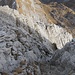 Aufstiegsgelände und Kaminausstieg kurz vor dem Gipfel (l).