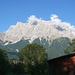 Eine gewaltige Mauer mit gewaltigen Masten - das Zugspitzmassiv von der Tiroler Seite