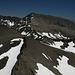 Gipfel Pico del Veleta (14.07.2010) - Erste Blicke zum Mulhacén zwei Tage vor der Besteigung. Über den langen Rücken (Loma del Mulhacén) südlich (rechts) des Gipfels soll unser Aufstieg erfolgen.