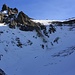 Nach dem Couloir erreicht man eine Senke unterhalb dem namenlosen Gipfel P.2884m welcher zwischen dem Ducan Fürggli und dem Chlein Ducan liegt. Nun muss man weiter zum Gratsattel (zirka 2860m) über Firn und loses Geröll aufsteigen.