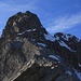 Im obersten Drittel kurz vor dem Gipfel des Chlein Ducans ist auf dem Ostgrat nochmals ein steiler, sehr brüchiger Felsaufschwung zu erklettern.