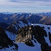 Aussicht vom Chlein Ducan / Ducan Pitschen (3004m) übers Aroser  Rothorn (2980m) und Chrachenhorn (2891m) zur Gipfelkette am Horizont mit den beiden Kantonshöhepunkten von Glarus und Sankt Gallen: Tödi - Piz Russein (3614m) und Ringelspitz / Piz Barghis (3247,7m).