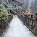 die rostige Eisenbrücke über den Torrente Alfenza vor dem steilen Aufstieg