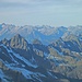 Zoom in die Lechtaler Alpen. Links die Parseierspitze, ganz hinten schauen die Allgäuer Alpen durch (zentral Hohes Licht, Bockkarspitze, Hochfrottspitze, Mädelegabel, Trettachspitze).