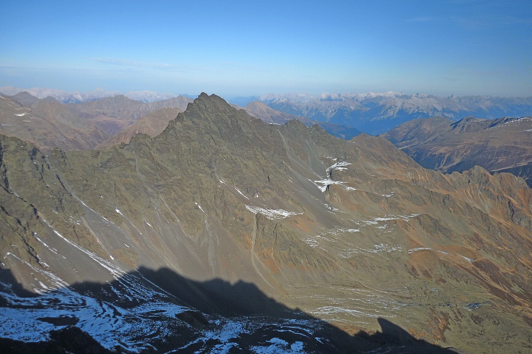 Die markante Grubenwand. Die beliebte Schöntalspitze... [hikr.org]