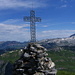 Das Gipfelkreuz auf dem Mären (2304)<br />rechts Pfannenstock.