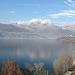 Le cime dell'alto Lario si specchiano nelle acque del lago