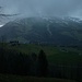 Wolken verhüllen den Gipfel vom Rossberg (1580,0m), dem höchsten Gipfel des Kantons Zug.