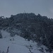 Blick nach oben zum Gipfelkreuz der Rigi Hochflue das beim P.1692,2m steht. Wegen grossen Schneeverfrachtungen waren die letzten Meter zu den Felsen recht mühsam zu gehen. 
