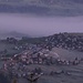 Verschlafenes Schwarzenberg knapp über dem Nebel